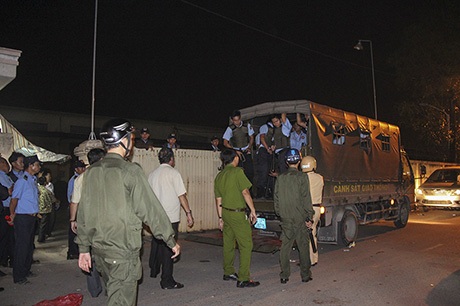 Lực lượng bảo vệ của nhiều ngân hàng cùng có mặt tại kho hàng Công ty Trường Ngân