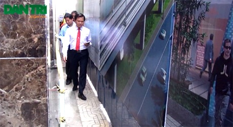 Khách sạn cao cấp tại Sài Gòn điêu đứng vì "lô cốt" metro - 4 Chỉ còn hơn 1m vỉa hè là lối đi lại trước nhiều nhà hàng, khách sạn cao cấp
