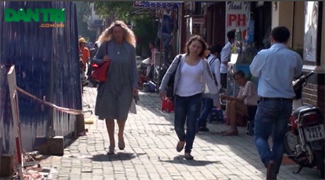 Khách sạn cao cấp tại Sài Gòn điêu đứng vì "lô cốt" metro - 2 Du khách cuốc bộ theo về khách sạn