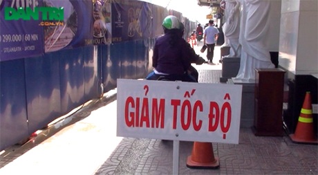 Khách sạn cao cấp tại Sài Gòn điêu đứng vì "lô cốt" metro - 3 Chỉ còn hơn 1m vỉa hè là lối đi lại trước nhiều nhà hàng, khách sạn cao cấp