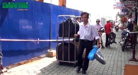Khách sạn cao cấp tại Sài Gòn điêu đứng vì "lô cốt" metro - 1 Nhân viên khách sạn phải đi bộ hơn 1km để vận chuyển hành lý cho khách