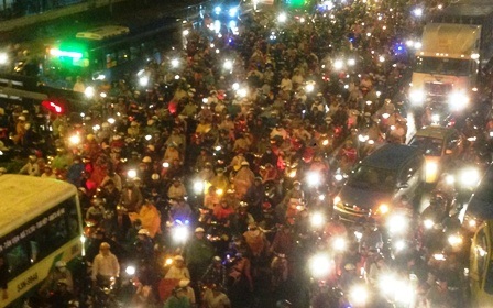 Hàng ngàn phương tiện kẹt cứng ở cửa ngõ phía Đông thành phố