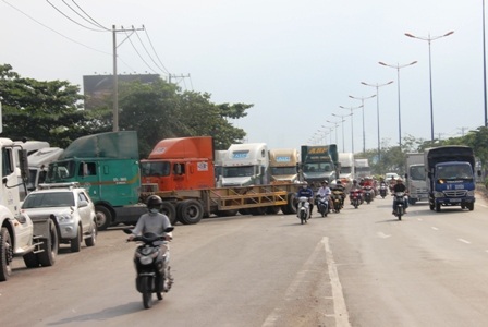 Hàng đoàn xe tải, xe đầu kéo container đậu dàn hàng trên XLHN để chờ vào kiểm định chiều 8/12
