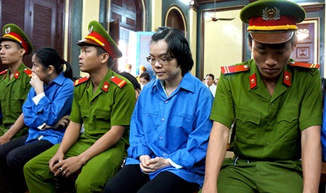"Siêu lừa" Huyền Như: "Số tiền bị chiếm đoạt nằm ngoài hệ thống VietinBank" - 3 HĐXX thẩm vấn sâu vào các quy trình gửi tiền tiết kiệm và mở tài khoản