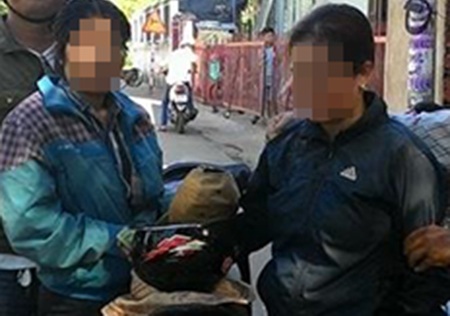 Hai nghi can móc túi trộm cắp tài sản trong chợ bị các hiệp sĩ tóm gọn