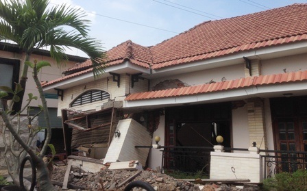 Hiện trường vụ biệt thự đổ sập khi đang nâng lún