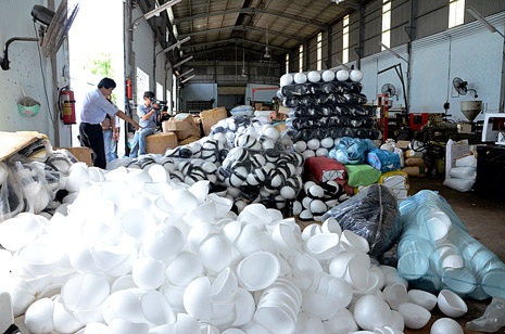 Xử “ông trùm” sản xuất mũ bảo hiểm giả để… cho vui? - 2 Những cơ sở sản xuất MBH vi phạm nhiều lần nhưng cơ quan chức năng vẫn lúng túng xử lý