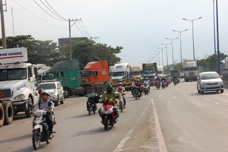 Hàng đoàn xe tải, xe đầu kéo container đậu dàn hàng trên XLHN để chờ vào kiểm định chiều 8/12