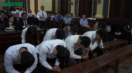 Đồng phạm của Huyền Như đồng loạt kêu án nặng - 2 Những bị cáo liên quan đến siêu lừa Huyền Như tại cúi đầu tại tòa