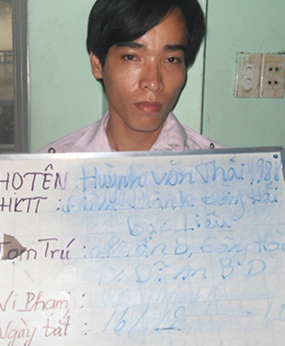 Gã giám đốc “dỏm” và những cú lừa tình, tiền “siêu hạng” - 1 Huỳnh Văn Thái bị tạm giữ tại cơ quan công an thị xã Thuận An