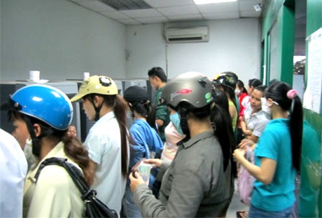 Tín dụng đen “bủa vây” công nhân - 1 Thẻ ATM của công nhân đang là miếng mồi ngon của bọn cho vay nặng lãi ngắm đến