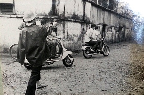 Kỳ 3: Lộ diện băng cướp khét tiếng từ vụ bắt cóc con bác sĩ Lã Hỷ - 5 Trinh sát nổ súng vào băng cướp, tên Hóa (ngồi sau) bị trúng phát đạn vào lưng