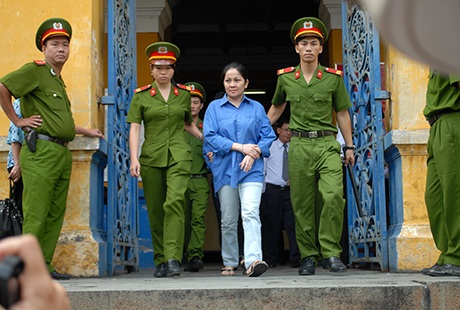 Hé lộ tình tiết mới về phi vụ "lại quả" 10 tỷ của Huyền Như - 4 Các bị cáo khác cũng lần lượt đưa ra xe đặc chủng