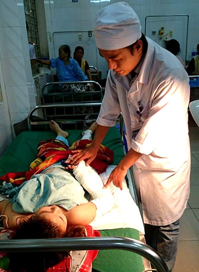 Nối thành bàn tay của nạn nhân bị máy cắt gỗ cắt đứt lìa - 1 Bệnh nhân Nguyễn Thị Mỹ D. hiện đang nằm điều trị tại bệnh
viện sau phẫu thuật