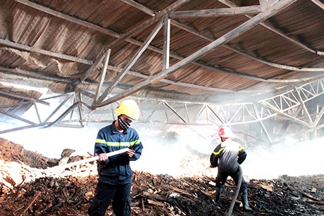 Lính cứu hỏa nỗ lực dập lửa