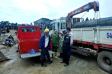 Công tác cứu hộ diễn ra hết sức khẩn trương, nhiều trang thiết bị, phương tiện được huy động 
