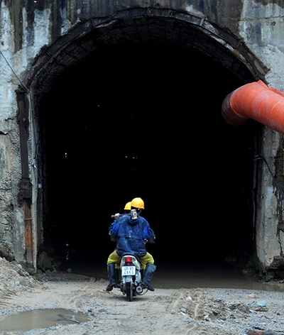 Những công nhân bên ngoài nhanh chóng cùng lực lượng cứu hộ tại chỗ tiếp cận hiện trường