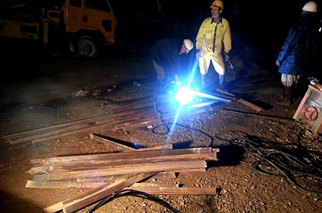 Công tác cứu hộ diễn ra suốt đêm dưới cái lạnh 15 độ C của núi rừng Tây Nguyên