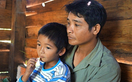 Cuộc sống lay lắt của bé trai 7 tuổi giữa núi rừng Tây Nguyên đại ngàn - 2 Dù thường bị đuổi đánh khi cha lên cơn tâm thần nhưng bé Ngọc không muốn rời xa cha