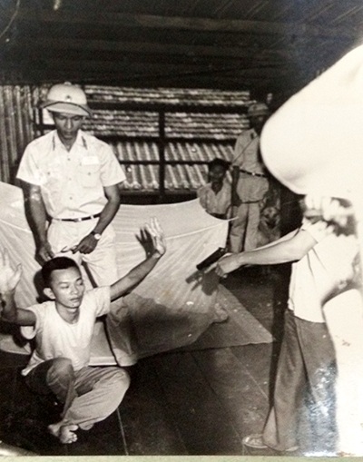 Kỳ 4: Chân dung “sát thủ” bắn chết vợ chồng nghệ sĩ Thanh Nga  - 1 Nguyễn Thanh Tân bị bắt khi đang lẩn trốn tại một căn gác xếp trên đường Nguyễn Thiện Thuật