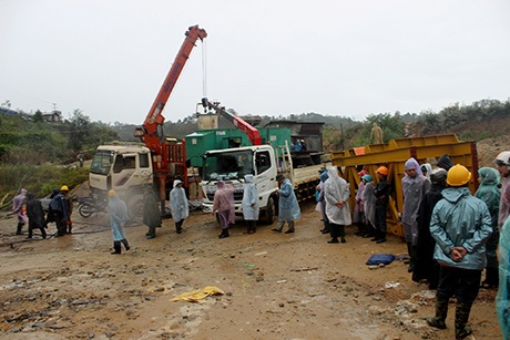 Công tác cứu hộ diễn ra hết sức khẩn trương, nhiều trang thiết bị, phương tiện được huy động 