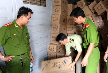 Phát hiện nhiều mặt hàng không rõ nguồn gốc trên toa tàu - 1 Lực lượng chức năng kiểm tra số hàng “mập mờ” nguồn gốc trên toa tàu tại ga Sóng Thần