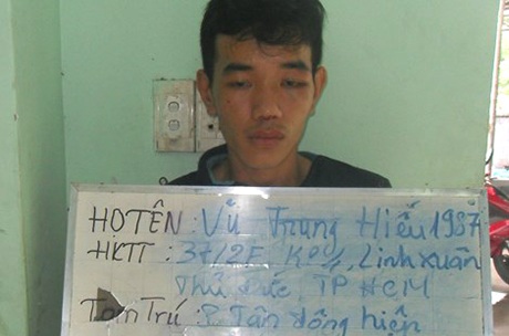 Tên cướp liều lĩnh bị thiếu nữ khuất phục - 1 Tên cướp bị thiếu nữ khuất phục