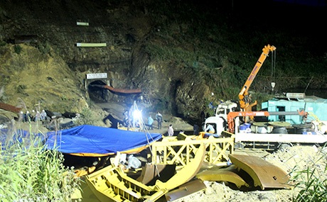 Công tác cứu hộ diễn ra suốt đêm dưới cái lạnh 15 độ C của núi rừng Tây Nguyên