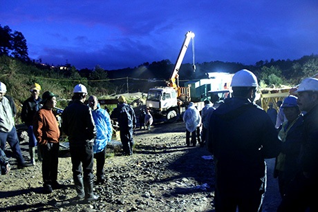 Công tác cứu hộ diễn ra suốt đêm dưới cái lạnh 15 độ C của núi rừng Tây Nguyên