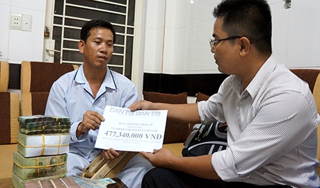Gần 500 triệu đồng đến với cháu bé bị xe cán văng khỏi bụng mẹ - 1 Đại điện báo Dân trí trao số tiền 477.340.000 đồng do bạn đọc ủng hộ đến anh Nguyễn Văn Nam