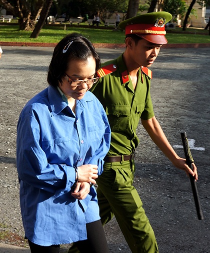 “Siêu lừa” Huyền Như tiều tụy đến tòa phúc thẩm - 2 8h sáng, Huỳnh Thị Huyền Như được đưa đến TAND TP HCM