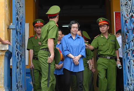 Hé lộ tình tiết mới về phi vụ "lại quả" 10 tỷ của Huyền Như - 3 Huyền Như được áp giải khỏi tòa vào sáng 18/12