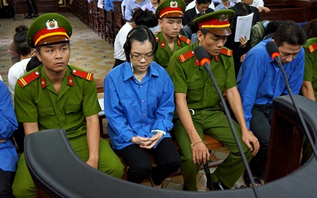 Viện Kiểm sát “việt vị” trong đề nghị điều tra Huyền Như tham ô? - 1 Huyền Như tại tòa chiều 25/12