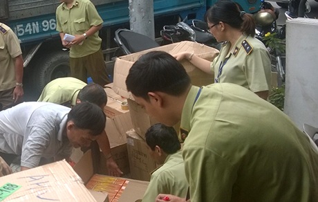 Đội QLTT quận Tân Phú niêm phong số hàng không rõ nguồn gốc