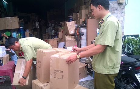 Lực lượng chức năng kiểm tra kho hàng của công ty Quảng Thiên Địa