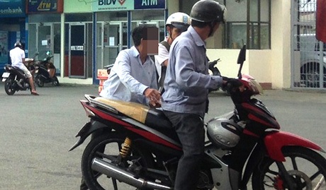 “Cò” vé tàu Tết “vào mùa” - 1 Nhiều cò vé tiếp cận người dân ngay trước cổng ga Sài Gòn