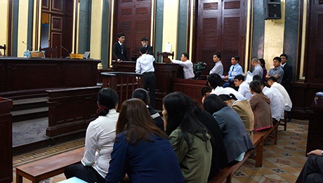 “Siêu lừa” Huyền Như tiều tụy đến tòa phúc thẩm - 6 Thư ký phiên tòa phúc thẩm làm các thủ tục trước khi bắt đầu phiên xét xử