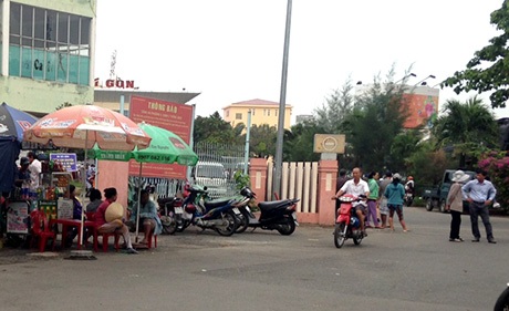 “Cò” vé tàu Tết “vào mùa” - 2 Đội ngũ cò vé chợ đen ngồi bủa vây quanh ga Sài Gòn
