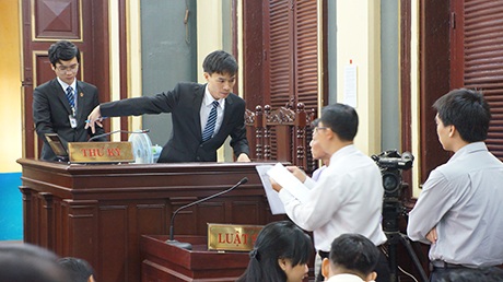 “Siêu lừa” Huyền Như tiều tụy đến tòa phúc thẩm - 5 Thư ký phiên tòa phúc thẩm làm các thủ tục trước khi bắt đầu phiên xét xử
