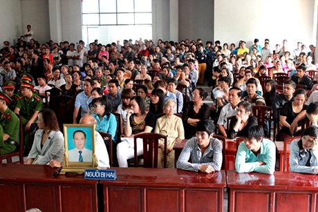 Người nhà đem di ảnh nạn nhân tới phiên toà