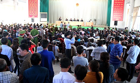 Đông đảo người dân tới theo dõi phiên toà