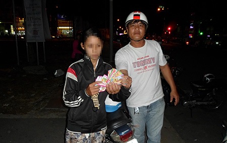 Nữ quái chuyên lừa đảo trộm cắp vé số của người nghèo bị hiệp sĩ Thanh Hải bắt quả tang