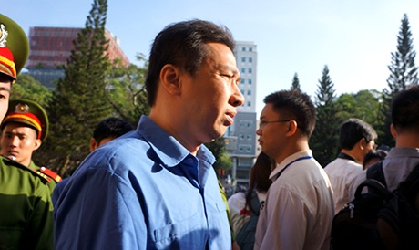 “Siêu lừa” Huyền Như tiều tụy đến tòa phúc thẩm - 10 Dân trí