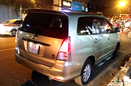 Hé lộ cách thức làm ăn qua "trần tình" của tài xế Taxi Uber - 7 Chiếc xe Innova khá nằm trong hệ thống Taxi Uber đón khách trên đường Nguyễn Trung Trực (quận 1)