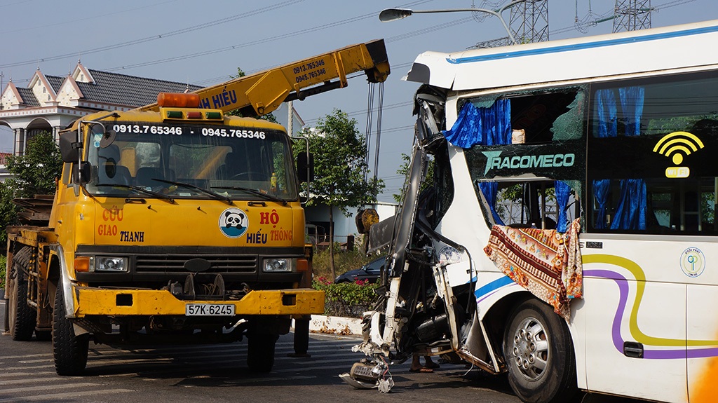 Xe khách nát bét đầu, hành khách gào thét đập cửa thoát thân - 6 Xe khách giường nằm được xe cứu hộ kéo đi