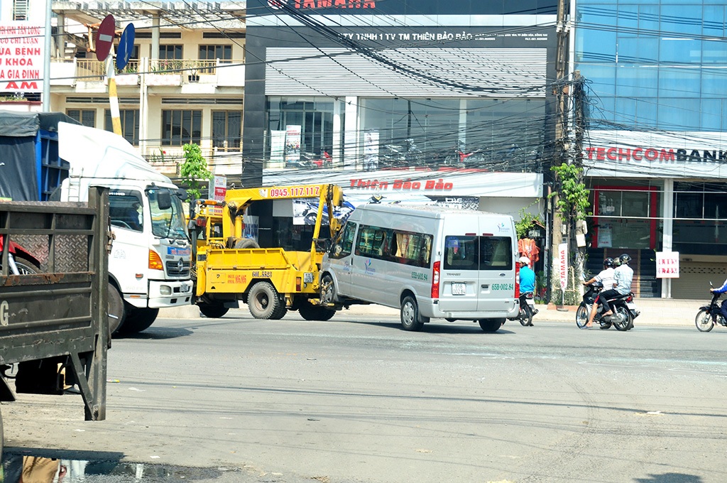 Lực lượng cứu hộ đưa xe khách khỏi hiện trường để đảm bảo
giao thông được lưu thông