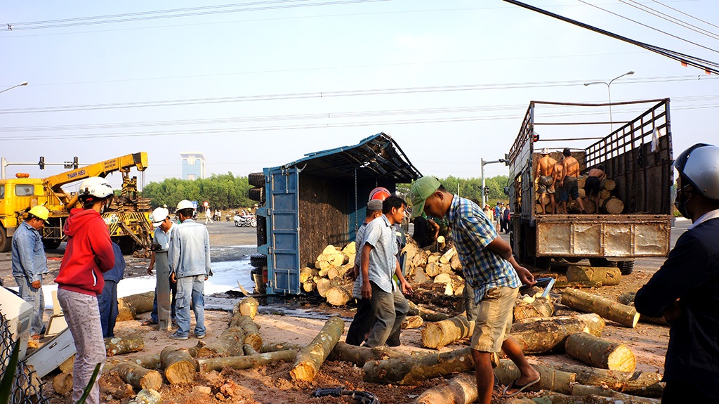 Xe khách nát bét đầu, hành khách gào thét đập cửa thoát thân - 2 Xe tải chơ gỗ lật chắn ngang đường