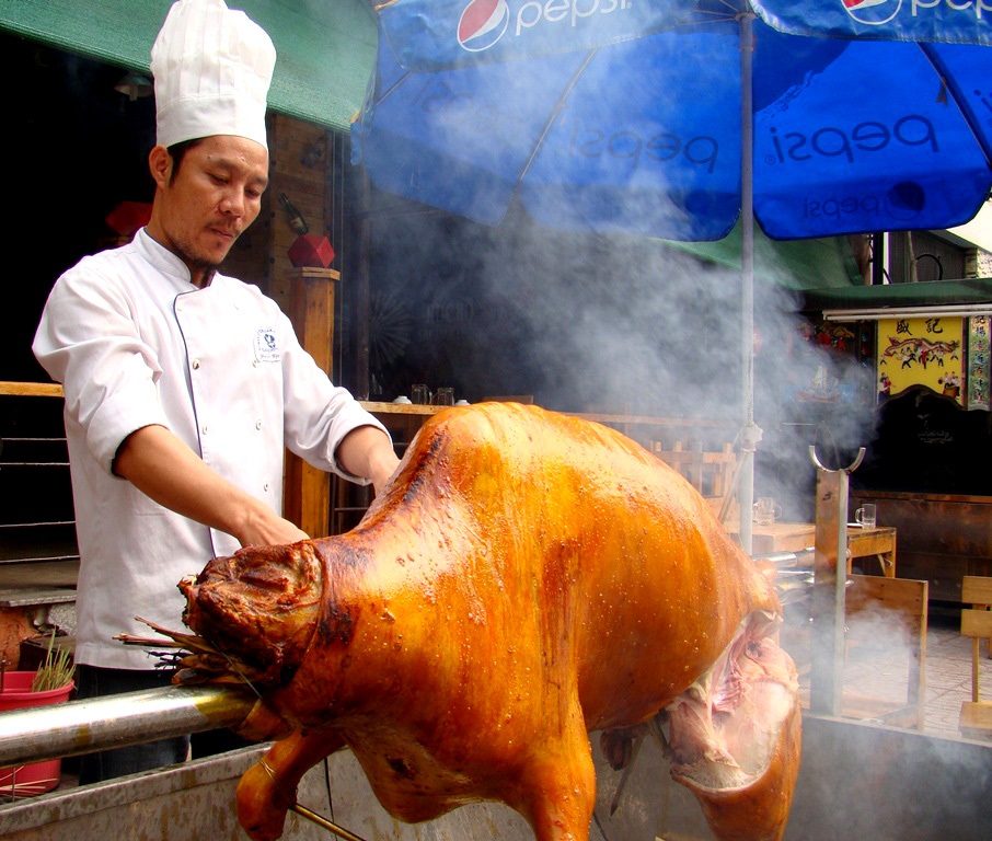 Bê thui cầu Mống chính gốc Quảng Nam ở Sài Gòn - 3 Những đầu bếp kinh nghiệm được mời về chế biến bê thui cầu Mống - Ảnh : D.V