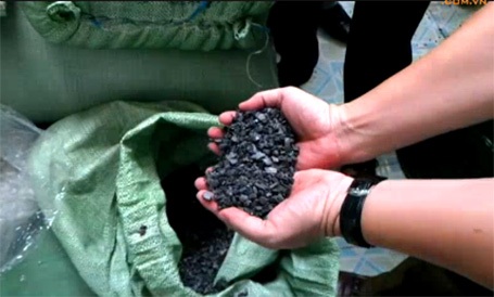 Lực lượng chức năng thu giữ nguyên liệu, hàng hóa chờ kiểm tra xử lý