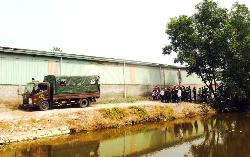 Trực thăng quân sự rơi tại TPHCM, 4 chiến sĩ hy sinh - 8 Lối vào khu vực máy bay rơi được chốt chặn. Rất đông người tập trung quanh hiện trường.